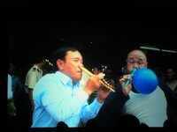 くまだまさし出演、ベトナムの作品。地元の曲芸師と戦うくまだまさしに会場も爆笑。