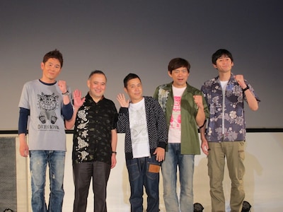 第5回沖縄国際映画祭「ワーナー・ブラザーズ90周年記念特別上映」の「ダークナイト ライジング」舞台挨拶が行われ、ガレッジセール川田、ナインティナイン岡村、博多華丸・大吉が登場。