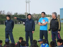 セルジオ越後のサッカー教室に参加したしずる村上、セブンbyセブン宮平、ペナルティワッキー。