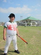 「第5回沖縄国際映画祭」にて行われた「セルジオ越後と高津臣吾のサッカー&野球教室」に姿を現した明訓高校の山田太郎(セブンbyセブン玉城)。