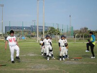 高津直伝の投球フォームを実践する山田太郎。