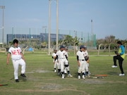 高津直伝の投球フォームを実践する山田太郎。