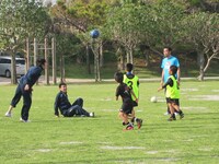 少年たちとリフティングを楽しむ村上、宮平、ワッキー。