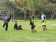 少年たちとリフティングを楽しむ村上、宮平、ワッキー。