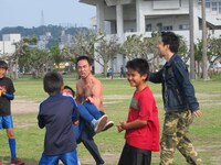 取材に訪れたパンクブーブーを襲うワッキーに少年たちは爆笑。