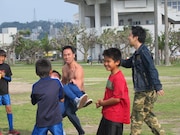 取材に訪れたパンクブーブーを襲うワッキーに少年たちは爆笑。