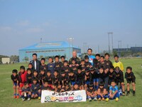 「第5回沖縄国際映画祭」にて行われた「セルジオ越後と高津臣吾のサッカー＆野球教室｣集合写真。