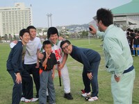 沖縄出身・玉城の同級生一家が訪れており記念撮影。