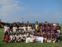 「第5回沖縄国際映画祭」にて行われた「セルジオ越後と高津臣吾のサッカー＆野球教室｣集合写真。