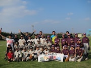 「第5回沖縄国際映画祭」にて行われた「セルジオ越後と高津臣吾のサッカー&野球教室」集合写真。