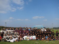 「第5回沖縄国際映画祭」にて行われた「セルジオ越後と高津臣吾のサッカー＆野球教室｣集合写真。