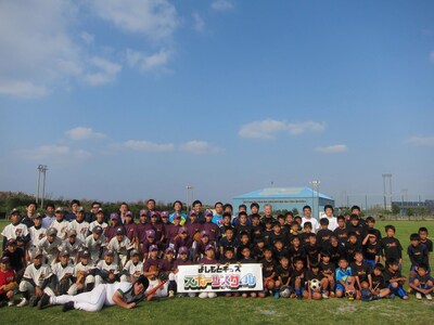 「第5回沖縄国際映画祭」にて行われた「セルジオ越後と高津臣吾のサッカー＆野球教室｣集合写真。