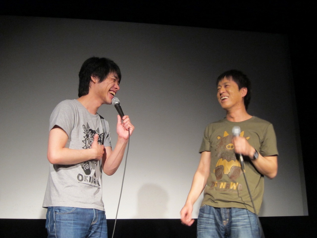 互いの「げんげ」（どん底）話で盛り上がる川島と吉田。