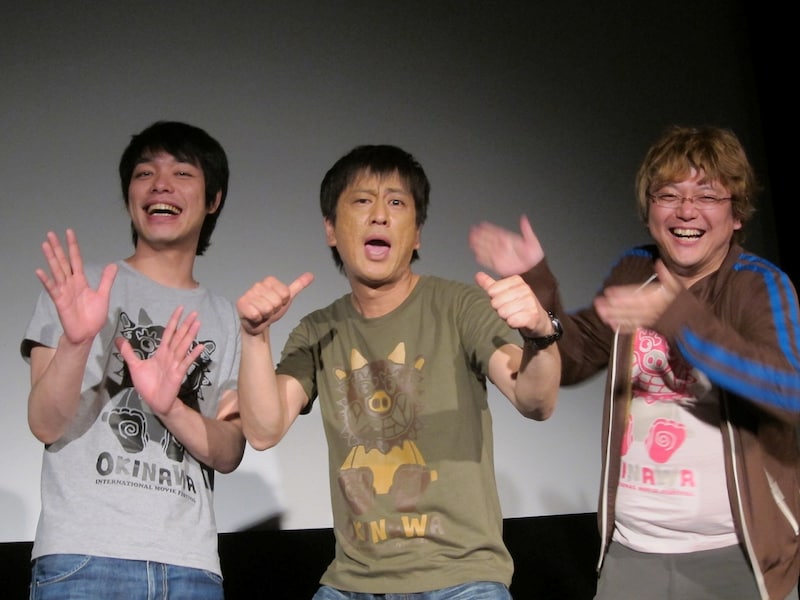 映画「げんげ」の舞台挨拶に登場した、出演者の麒麟・川島、ブラックマヨネーズ吉田、角田陽一郎監督。