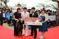 「第5回沖縄国際映画祭」オープニングセレモニーのレッドカーペットをともに歩いたNON STYLE（中央）と、ノンスタと歩く権利をオークションで落札したファン3名。