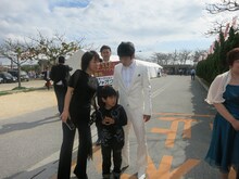 NON STYLE石田（中央）とファンの母子。