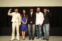 映画「BLUE BIRD」舞台挨拶の様子。