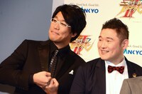 古坂大魔王（左）、X-GUN西尾（右）。