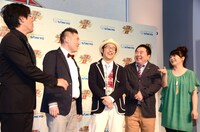 囲み取材の様子。