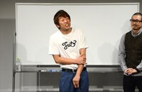 木下や中岡らのリクエストで、シャツインにさせられた木本。手始めに森進一のモノマネを披露させられた。