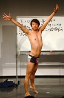 TKOの新ライブ「笑わせることを忘れた男 木本芸人化計画」に登場したTKO木本。小島よしおのモノマネでパンツ1枚の姿となった。