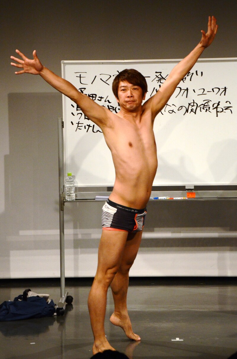 TKOの新ライブ「笑わせることを忘れた男 木本芸人化計画」に登場したTKO木本。小島よしおのモノマネでパンツ1枚の姿となった。