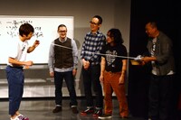 ゴムパッチンに挑戦する木本（左端）と、木下（右端）。