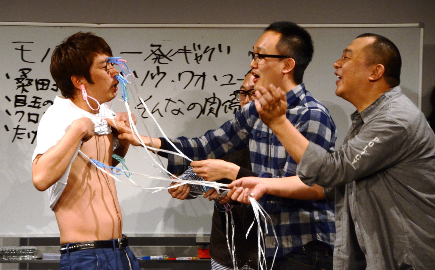 身体中を洗濯バサミで挟まれる木本（左端）。