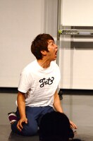 身体中に装着された洗濯バサミを一気に引き剥がされ、絶叫する木本。