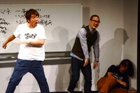 洗濯バサミの痛みが収まらず、しばらく荒ぶる木本（左端）。