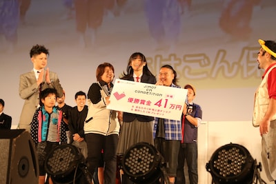 第5回沖縄国際映画祭のビーチステージにて行われた「JIMOT CM COMPETITON ファイナル」の模様。