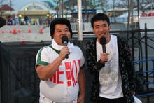 モノマネ七変化を披露しながら会場レポーターを務めたセブンbyセブン。玉城（左）は明訓高校の山田太郎に扮している。