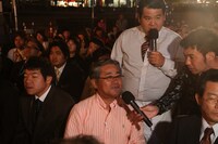 モノマネ七変化を披露しながら会場レポーターを務めたセブンbyセブン。玉城（左）はすしざんまいの社長に扮している。