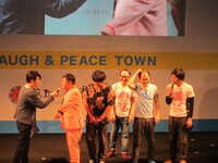 オープニングから、ステージから落とされるというボケを後輩たちにされた大地。