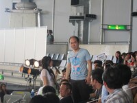 客席でエアギターが上手そうな人を探す斉藤。