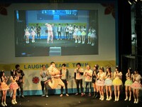 「第5回沖縄国際映画祭」の「ノブコブとゼブラエンジェルのキュインx2バラエティ!!」公開収録でエアギターチャンピオンの技を見せつけたダイノジ大地。