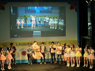 「第5回沖縄国際映画祭」の「ノブコブとゼブラエンジェルのキュインx2バラエティ!!」公開収録でエアギターチャンピオンの技を見せつけたダイノジ大地。