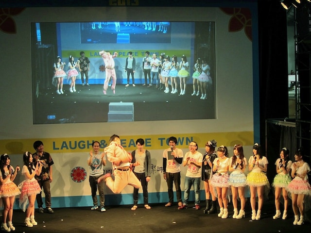 「第5回沖縄国際映画祭」の「ノブコブとゼブラエンジェルのキュインx2バラエティ!!」公開収録でエアギターチャンピオンの技を見せつけたダイノジ大地。