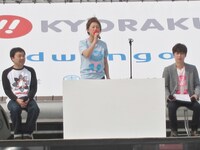 トップバッターで「決戦は金曜日」を歌った友近。