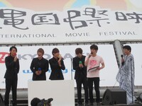 スペシャルゲストのCODE-Vは美川憲一のモノマネを披露。魅川が本人役で登場というコントも。