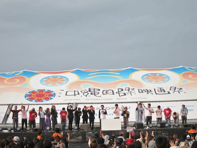 「第5回沖縄国際映画祭」ビーチステージにて行われた「LIVE DAM presents 歌ウマ選手権」。