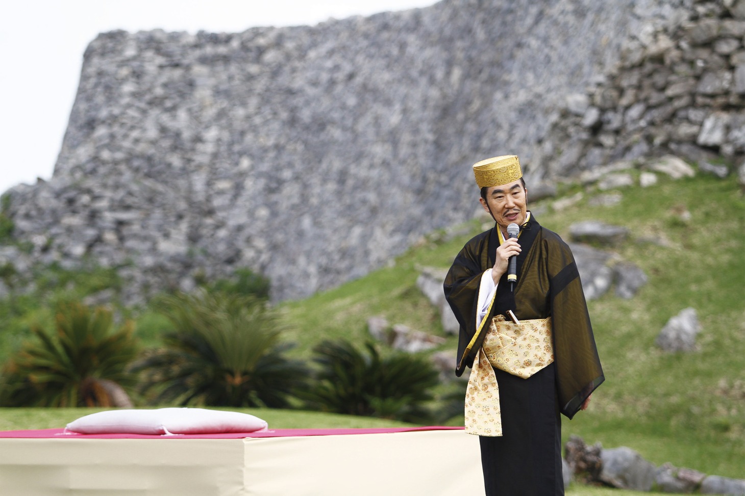 「六代桂文枝　沖縄の世界遺産で落語会」