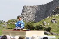 「六代桂文枝　沖縄の世界遺産で落語会」