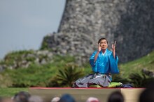 「六代桂文枝　沖縄の世界遺産で落語会」