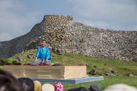 「六代桂文枝　沖縄の世界遺産で落語会」