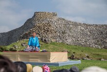 「六代桂文枝　沖縄の世界遺産で落語会」