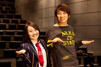 「卒恋歌」ビデオクリップに登場するキンタロー。と監督を務めたTKO木本。