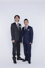 入籍を発表したナインティナイン矢部（左）と相方の岡村（右）。(c)吉本興業