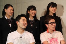 「チャンネルNECO」のオリジナル番組「映画ちゃん」の新MCとなったオリエンタルラジオとSO.ON project。(c)チャンネルNECO