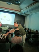 観客全員に握手して回るRG。フランキー堺の映画は大好きとのこと。